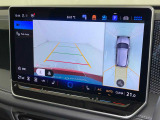 アラウンドビューモニター。バックカメラはもちろん車を上空から見たようなカメラで周囲の様子をモニターできます。
