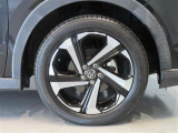 純正のアルミホイール装着車です。タイヤサイズは195/60R17です。