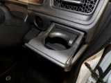 運転席の届きやすいところにドリンクホルダーがついています。視線をそらすことなく手に取れるので運転に集中できて安心ですね。