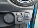 運転席の右下のスイッチです。MIRRORのスイッチで、ドアミラーの向きを変えられます。
