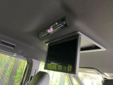 【14型有機ELフリップダウン】三列目からでも迫力のエンタメが観れる大画面フリップダウン。有機ELのモニターでは、一般的なフリップダウンよりも高コントラストでキレイな映像を楽しめます。