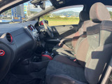 前席は運転席と助手席が並び、シートの立体的な形状が身体を包むような印象です。窓から外の様子を確認しやすく、明るさも感じられる、落ち着いた雰囲気の室内です。