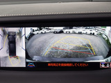 パノラミックビューモニターを装備!上から車両を見下ろしたような映像をナビ画面に表示できます。車両前後左右に搭載した4つのカメラ映像を継ぎ目なく合成!目視では見えない部分もリアルタイムで見れます。