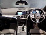 BMWの運転席はドライバーオリエンテッドという構造を採用。ドライバー目線の操作がしやすい設計になっており、ドライブ中にも目線の移動が少なく運転中にも簡単に操作ができます。