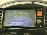 画面には車両後方の映像と進路の目安が表示され、駐車時に周囲を確認する際に役立ちます。画面表示を目安にしながら、後退時の安全確認をサポートしてくれる装備です。