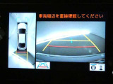 パノラミックビューモニターを装備。クルマを真上から見るように周囲を確認できます。