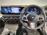 【ハンドル】ドライバーとBMW車の一体感がダイレクトに伝わるステアリングホイール。形状・太さへの拘りに加えて、操作性を高める為にスイッチ類も配置。クイックかつ安定のドライビングを体感下さい!