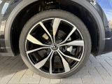4MOTION R-Lineを際立たせる専用19インチアルミホイール装着(225/40R19)