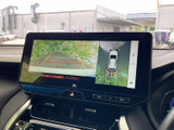 後方の映像に加え、車両周囲を上から見た表示も確認でき、駐車時の周囲確認をサポートします。画面上のガイドも目安になり、切り返しの際に役立つ装備です。