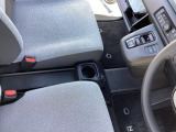 運転席からも助手席からも自由に使えるドリンクホルダー付。