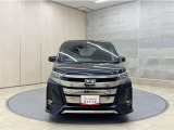 お車購入のポイントとなるフロントマスクです!シャープな目つきが印象的なデザインのヘッドランプです。