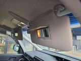 サンバイザーです。運転席と助手席の両方に、明かり付きの鏡があります。