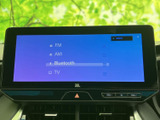 画面にはFM・AM・Bluetooth・TVの選択肢が並び、音源を見分けやすい表示です。画面下にもボタン類がまとまっており、日常の切り替え操作を把握しやすい配置です。