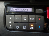 運転席からも手が届きやすく、操作しやすい空調コントロールパネル。オートエアコンなので操作の煩わしさが無くオールシーズン快適にドライブできます。快適空間で運転に集中できますね。