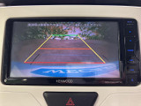 後方の映像にガイドラインが表示され、駐車時に車両後方の位置関係を確認する目安になります。画面で周囲の様子を把握しながら、落ち着いて駐車操作を行いたい方に便利です。