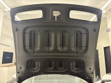 フロントフードはGT3らしさを感じるカーボンファイバー製で非常に軽量です。
