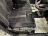 運転席の座面です。スマートキーが写っていて、座面の横に調整レバーがあります。