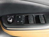 運転席のパワーウインドスイッチで全席窓の開閉・ロック操作ができます。