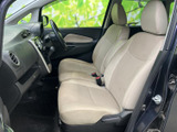 明るい色合いのシートが広がり、前席で落ち着いて過ごせる室内空間です。運転席から前方や左右の様子を確認しやすく、助手席との距離感にもゆとりがあり、乗る方それぞれがくつろげます。