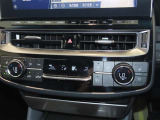 左右独立温度コントロールフルオートエアコンです。運転席、助手席それぞれで独立して温度設定ができます。冷え性の方が乗っても安心ですね♪