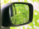 ミラーに映る後方の様子を確認しやすく、車線変更や駐車時の周囲確認をサポートします。視界に収まりやすい位置に備わり、運転中も後方へ目を向ける際に便利な装備です。