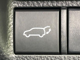 【パワーバックドア】スマートキーや運転席のボタンを押すだけでリアゲートが自動で開閉します!荷物を持っている時や、高い位置にあるバックドアを閉める際に便利な機能です♪