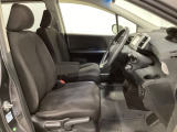 女性でも運転がしやすいように、シートの高さ調整機能(シートリフター)がついています。運転席と助手席の間が空いている為、助手席側への移動がスムーズです。交通量の多い道でも助手席側から乗り降りができます。
