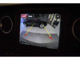 後方確認がしやすいバックカメラを装備。ガイドライン表示付きで、駐車時の安全確認をサポートします。