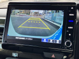 後方の様子を画面で確認でき、駐車時に車両後方や周囲との距離を把握する目安になります。ガイドラインも表示されるため、駐車位置を確認しながら慎重にバックしたい場面で役立ちます。