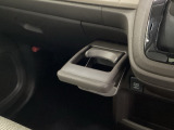 運転席からも助手席からも自由に使えるドリンクホルダーもついております。足元部分にはちょっとした小物を入れるのに便利な収納BOXもあります。