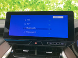 FMやTV、Bluetooth、Miracastの項目が一覧で表示され、使いたい機能を画面上で確認しやすい構成です。複数の接続・視聴メニューを選べるため、日常の車内時間を便利に過ごせます。