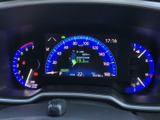 速度や各種表示をひと目で確認しやすいレイアウトで、運転中に必要な情報を把握しやすいのが魅力です。明るく見やすい表示が、日々の運転をしっかりサポートします。