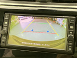 後方の映像と目安となるガイド線を画面で確認でき、駐車時の後方確認をサポートします。周囲の状況を見ながら慎重に操作できるため、車庫入れや狭い場所での駐車に便利です。