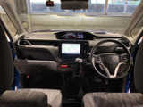 前席から左右の窓まで視線が届き、運転席まわりの様子も確認しやすい室内です。前席に座る方が過ごしやすいよう、見通しのよいレイアウトにまとまっています。
