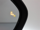 隣車線を走る車両をレーダーで検知し、ドアミラーでは確認しにくい後側方エリアに存在する車両に加え、急接近してくる車両も検知します。車両を検知するとドアミラーに搭載されたLEDインジケーターが点灯します。