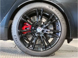 【BMWアロイホイル】軽量かつ強度に拘ったアロイホイル。走行性能ポテンシャルを引き出す設計。車の足元を引き締めてくれる大きなポイントはアロイホイルです。