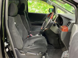 前席はゆったりとした座面とヘッドレストで、運転席・助手席それぞれ落ち着いて座れます。前方やサイドの窓から周囲を確認しやすく、乗り降りもしやすい室内です。
