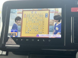 停車中にテレビ番組を視聴でき、画面には番組映像と時刻が表示されています。待ち時間の過ごし方にも便利で、映像の内容を確認しやすい画面です。