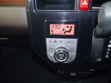 【オートエアコン】設定した温度になるように車が自動で風量や吹き出し口、冷暖房の強さを調整してくれるエアコンです。一度温度を設定すれば、自動で快適な室温を保ってくれるので運転に集中しやすいですよ♪