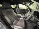 運転席は大きな座面と包み込むような背もたれが身体全体を支えます。上質なシートを採用し長時間の運転やコーナーの多い道も快適です。座ったときの頭上スペースも余裕たっぷりでロングドライブも楽チンです♪