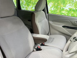 明るい色合いのシートとドア内張りで、運転席まわりにすっきりした印象があります。窓からの視界も広く、ゆったり座って過ごせる空間に仕上がっています。