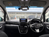 運転席から前方を見渡しやすく、周囲の状況を確認しながら落ち着いて運転できます。各席からの視界にも配慮された室内で、乗る方それぞれが過ごしやすい空間づくりが魅力です。