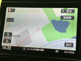 周辺の道路や施設を画面で確認でき、目的地までのルート設定にも活用できます。拡大・縮小や設定項目も表示され、行き先を探す際に使いやすい案内画面です。