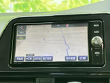画面には地図が表示され、周辺の道路を確認しながら目的地までの道順を把握できます。画面脇には音量調整やメニューの操作部も配置され、必要な項目を探しやすいレイアウトです。