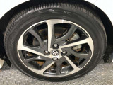 【純正アルミホイール】です!車両デザインに合わせてホイールをデザインしているため、見た目にもカッコイイアルミホイール♪洗車もラクチンで錆びません。