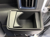 【運転席ドリンクホルダー】