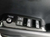 運転席のパワーウインドスイッチで全席窓の開閉・ロック操作ができます。