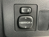 狭い駐車場で便利な電動格納ドアミラーが付いています。