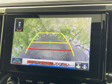 後方の映像にガイドラインが重なり、駐車時に周囲との距離を確認しやすい構成です。画面上で進行方向の目安をつかめるため、日常の駐車をサポートします。