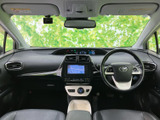 運転席から前方を見渡しやすい視界が広がり、周囲の確認もしやすい室内です。ナビ画面やメーターも目に入りやすく、すっきりした運転席まわりで毎日の移動を快適に支えます。